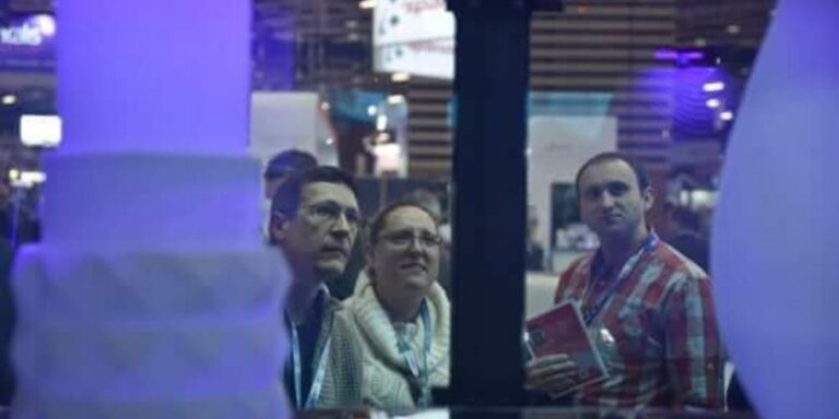 people looking into 3d printer